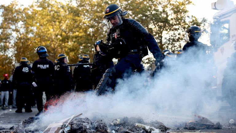 Полиция во время протестов старшеклассников в Париже Полиция во время протестов старшеклассников в Париже