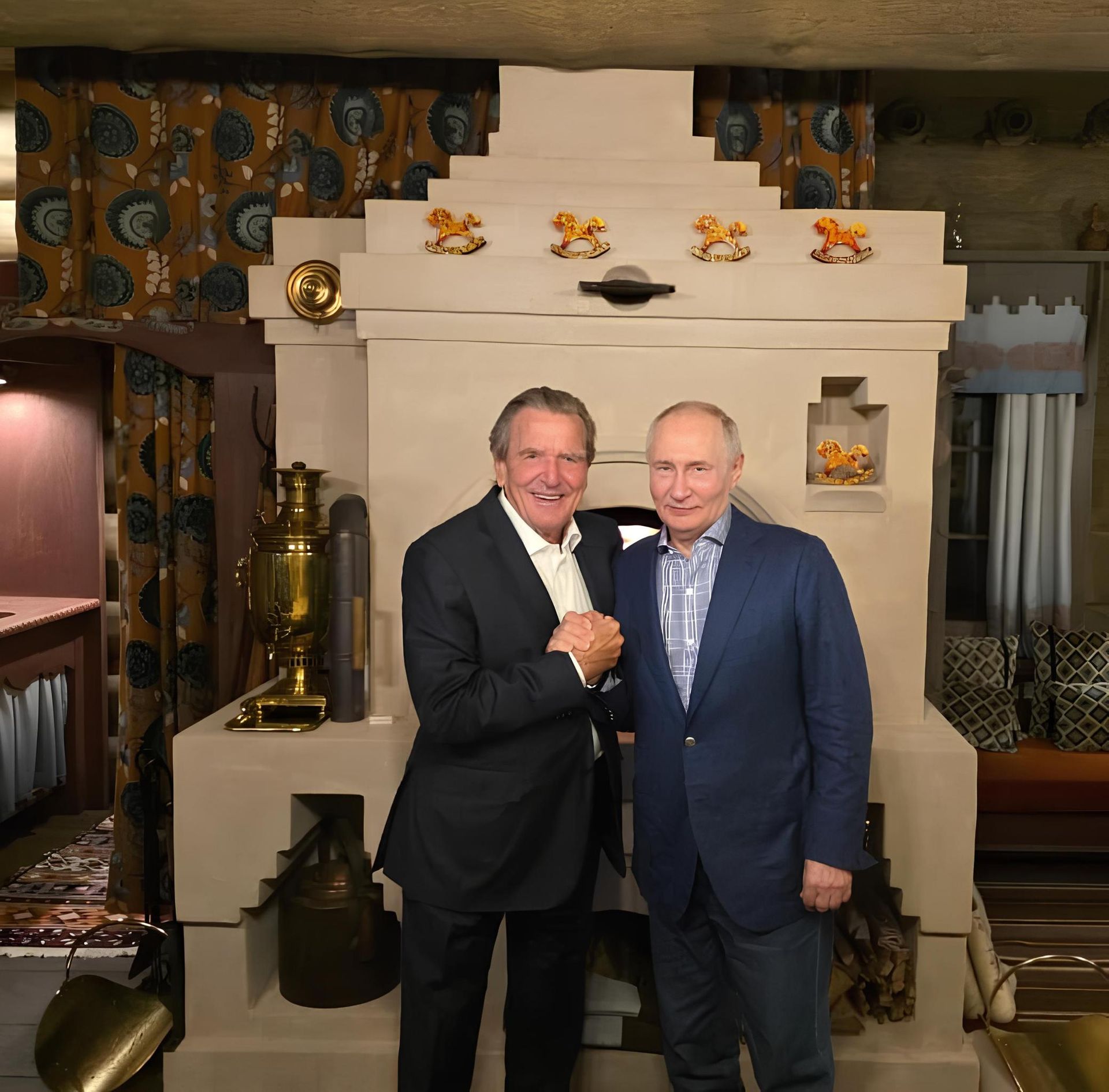 Президент РФ Владимир Путин и бывший канцлер Германии Герхард Шредер Президент РФ Владимир Путин и бывший канцлер Германии Герхард Шредер - РИА Новости, 1920, 11.10.2026
