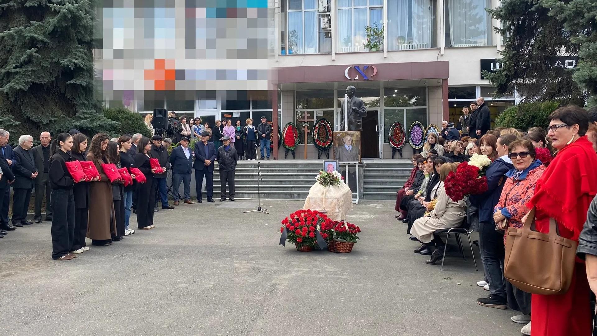 Церемония прощания с народным художником России Шалвой Бедоевым в Северной Осетии Церемония прощания с народным художником России Шалвой Бедоевым в Северной Осетии - РИА Новости, 1920, 09.10.2026