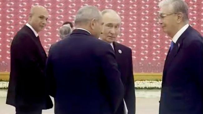 Путин и Пашинян на ногах пообщались на полях саммита СНГ в Туркмении Путин и Пашинян на ногах пообщались на полях саммита СНГ в Туркмении