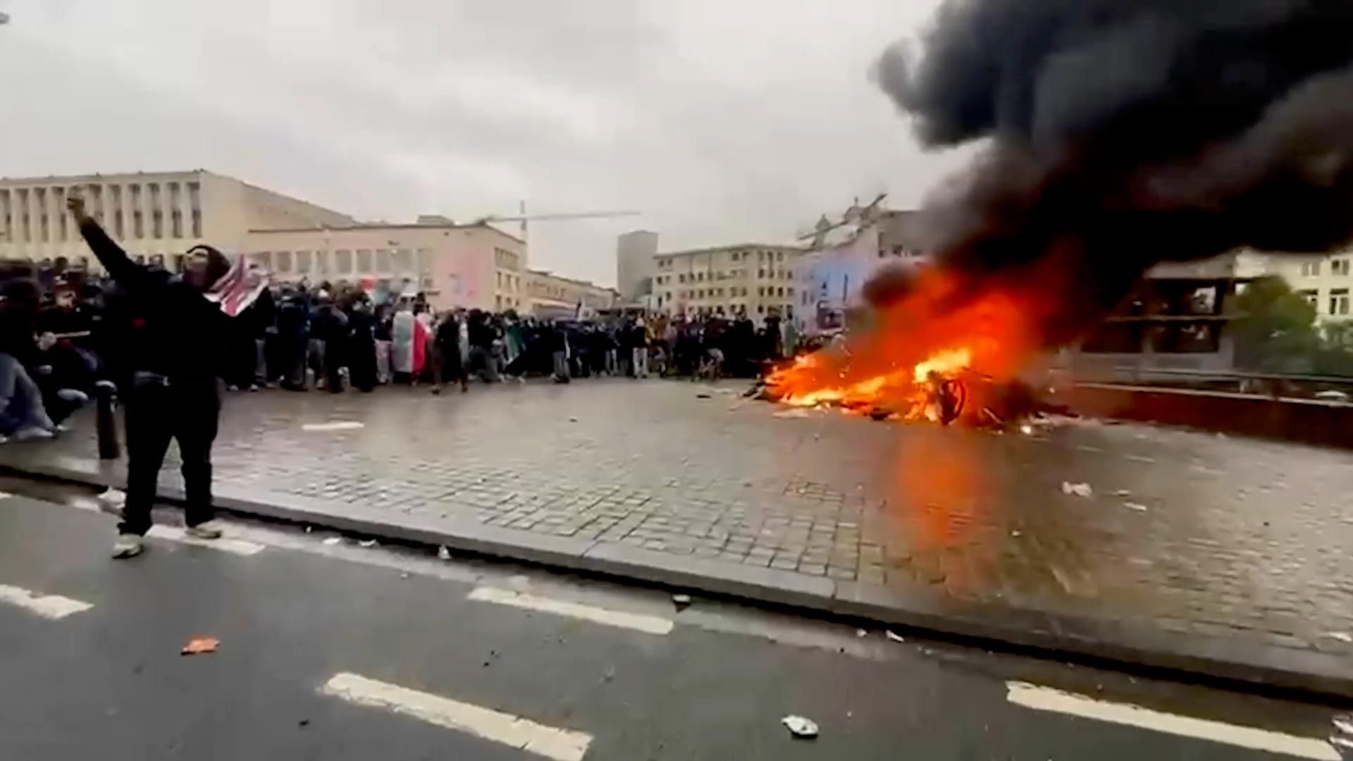 Огонь, дым, петарды и водометы: стычки протестующих с полицией в Брюсселе Огонь, дым, петарды и водометы: стычки протестующих с полицией в Брюсселе - РИА Новости, 1920, 09.10.2026