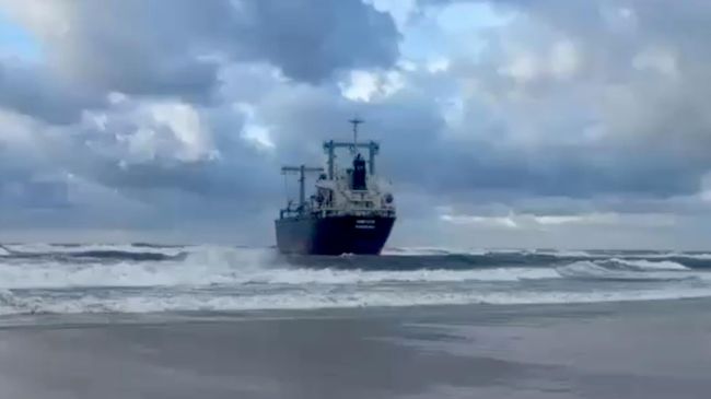 Сухогруз сел на мель в акватории Балтийского моря в районе пляжа поселка Янтарный Калининградской области