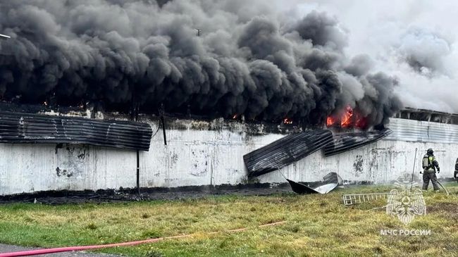 Тушение пожара в здании на территории птицефабрики под Томском