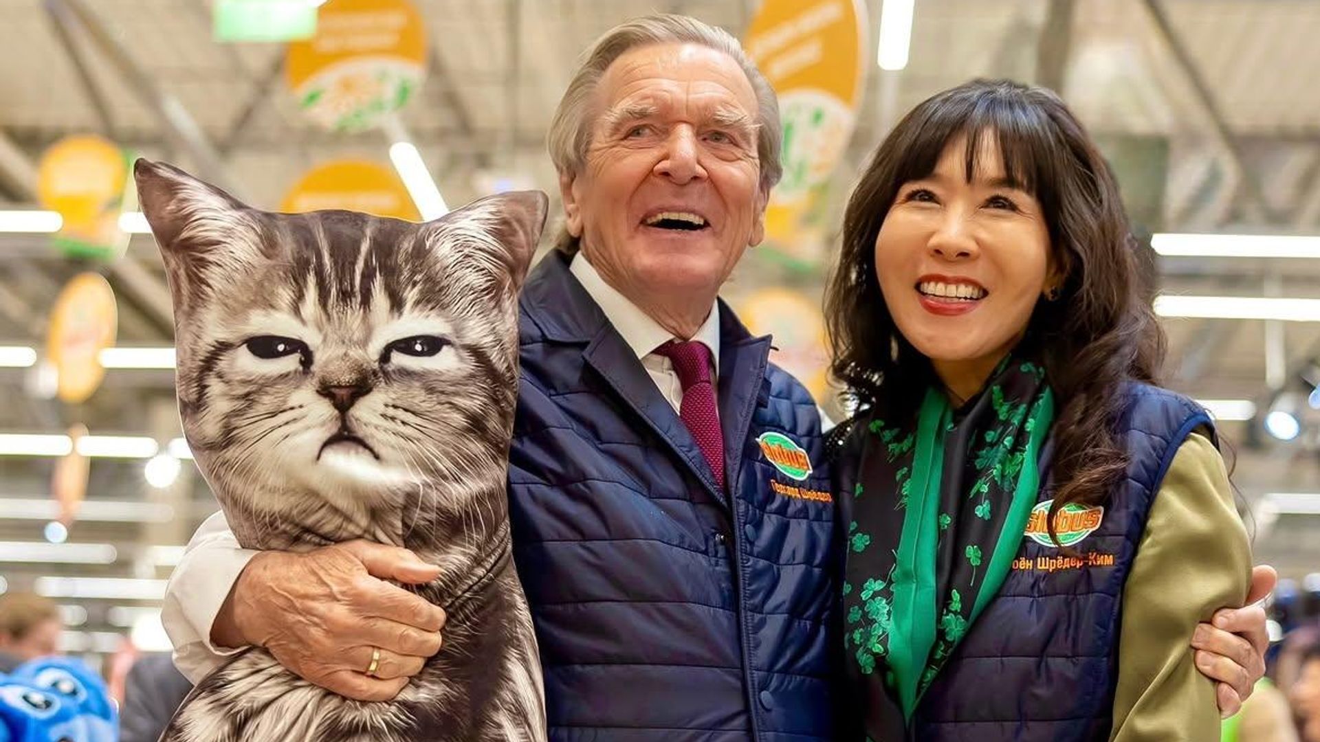 Герхард Шредер и Со-Ен Шредер-Ким в куртках Globus Герхард Шредер и Со-Ен Шредер-Ким в куртках Globus - РИА Новости, 1920, 11.10.2026