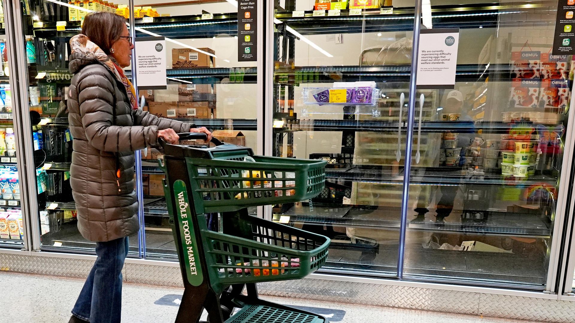 Женщина у пустых полок в продуктовом магазине Женщина у пустых полок в продуктовом магазине - РИА Новости, 1920, 12.10.2026