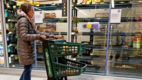 Женщина у пустых полок в продуктовом магазине