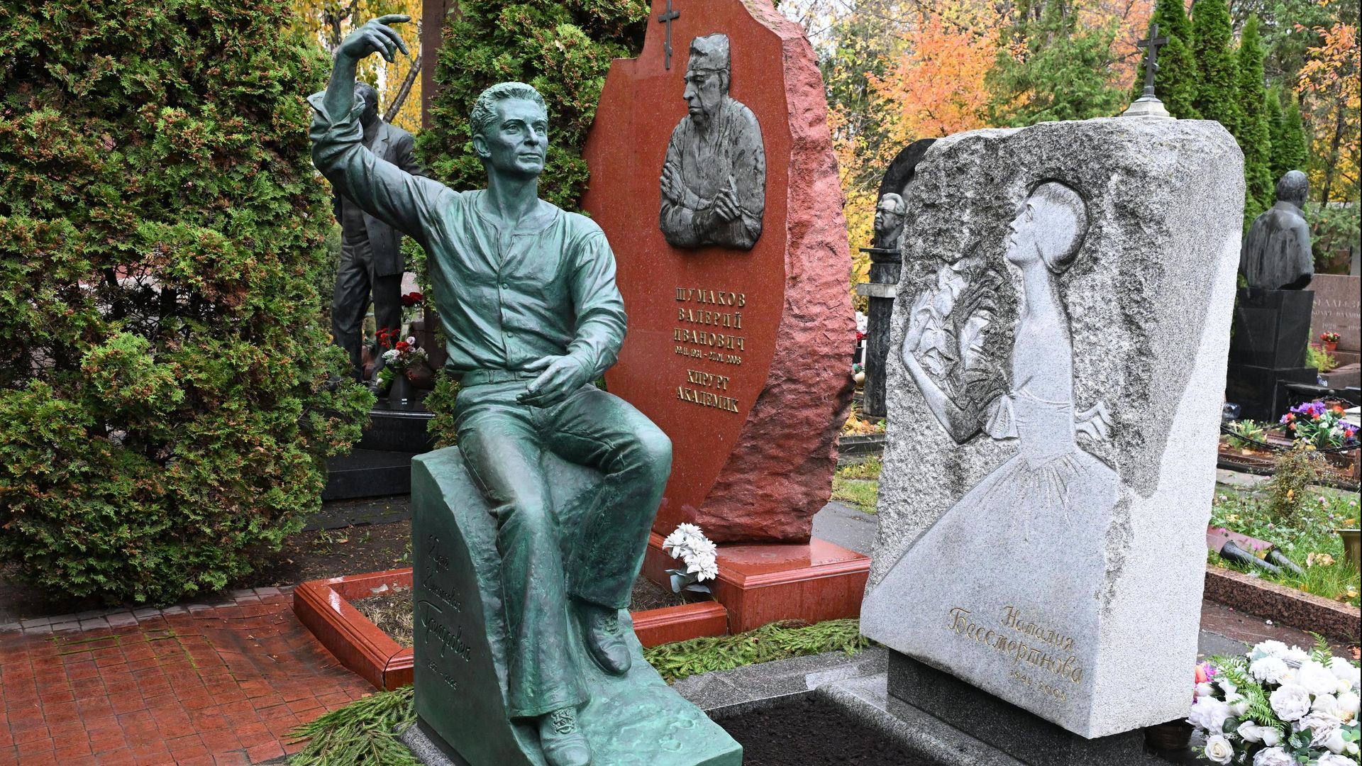 Памятник хореографу Юрию Григоровичу на Новодевичьем кладбище в Москве - РИА Новости, 1920, 12.10.2026