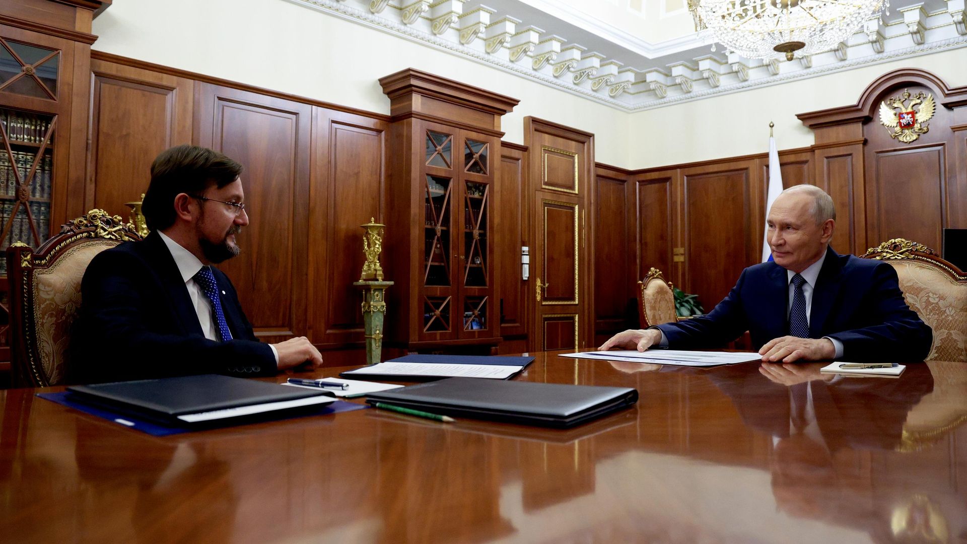 Президент РФ Владимир Путин и председатель Общероссийской общественной организации Деловая Россия Алексей Репик во время встречи Президент РФ Владимир Путин и председатель Общероссийской общественной организации Деловая Россия Алексей Репик во время встречи - РИА Новости, 1920, 12.10.2026