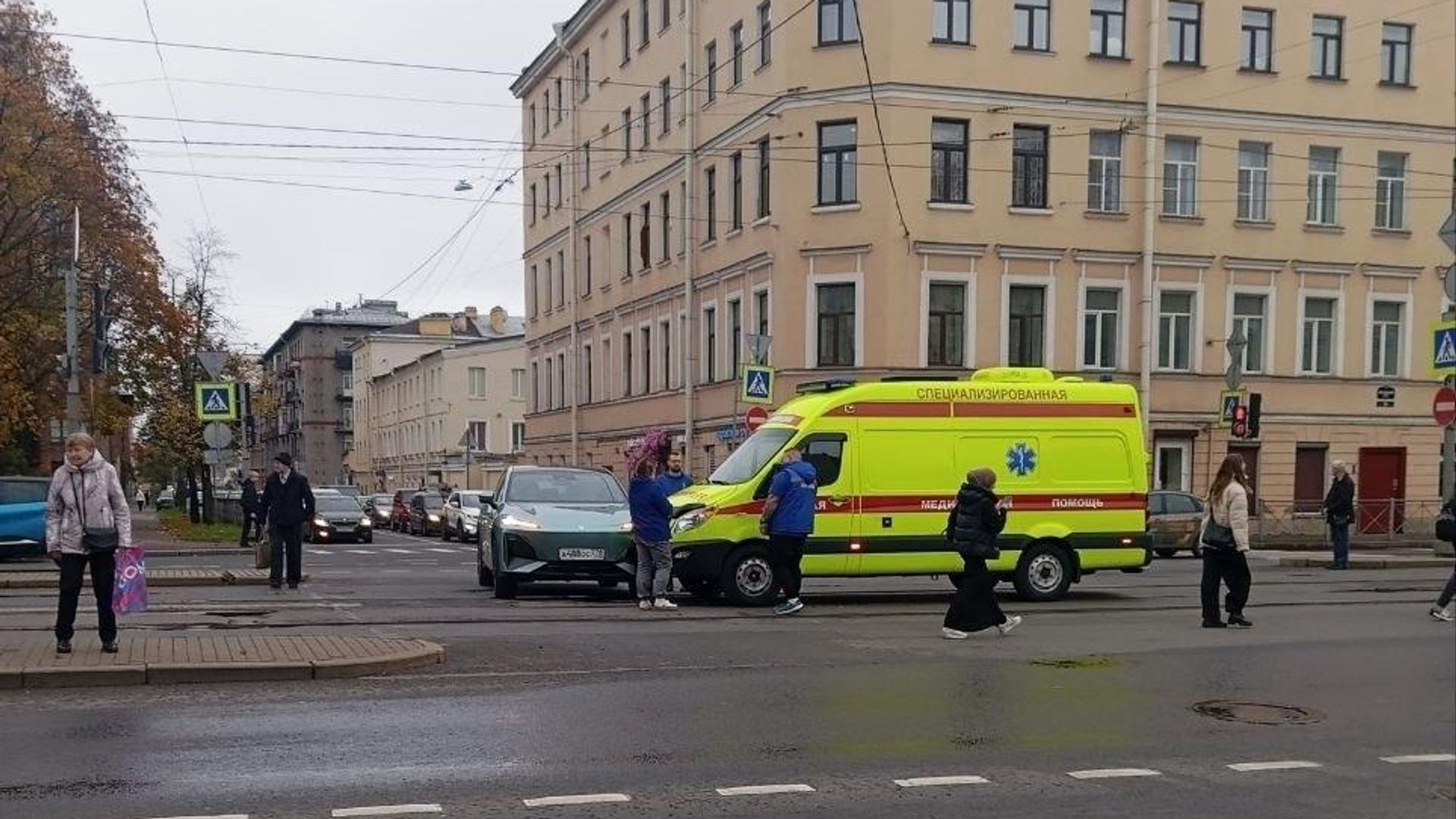 Последствия ДТП с участием легкового автомобиля и скорой помощи в Санкт-Петербурге - РИА Новости, 1920, 12.10.2026