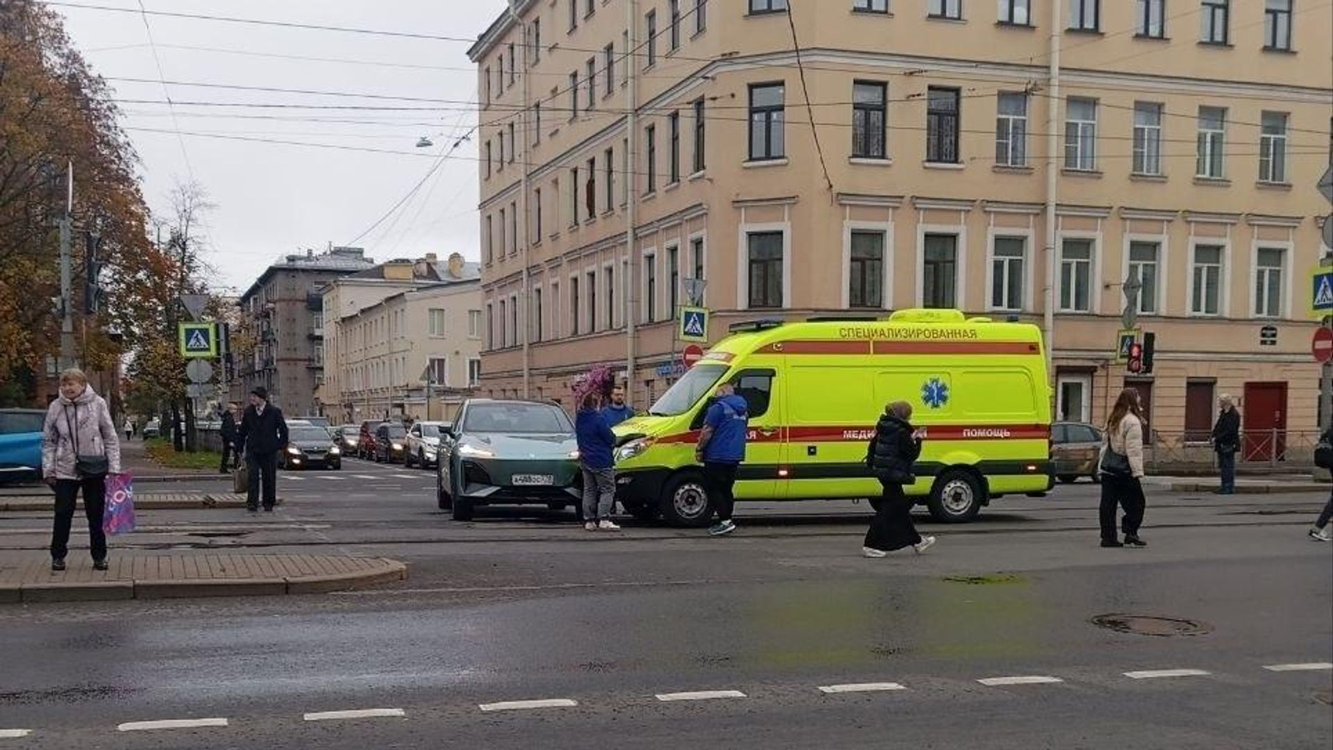 Последствия ДТП с участием легкового автомобиля и скорой помощи в Санкт-Петербурге Последствия ДТП с участием легкового автомобиля и скорой помощи в Санкт-Петербурге - РИА Новости, 1920, 12.10.2026