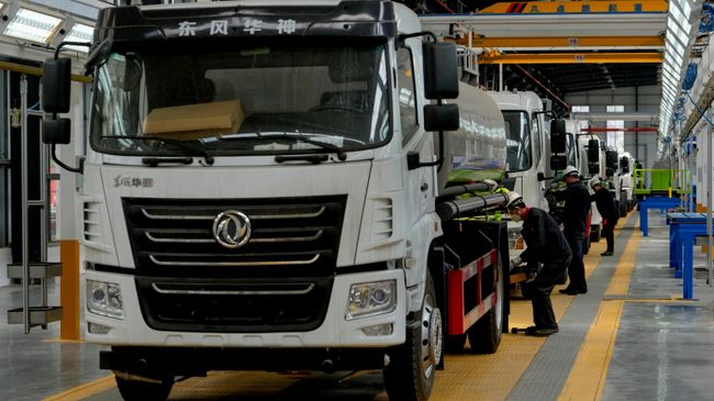 Сборка грузовиков на заводе Dongfeng в Ухане, провинция Хубэй, Китай