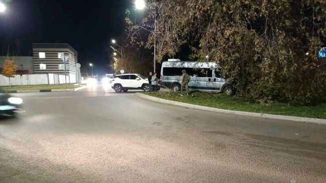 Последствия ДТП с участием легкового автомобиля и микроавтобуса в Набережных Челнах