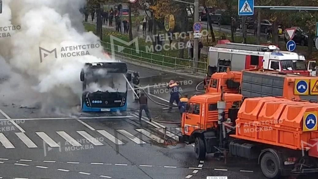 Возгорание автобуса на улице Веерная в Москве Возгорание автобуса на улице Веерная в Москве - РИА Новости, 1920, 13.10.2026