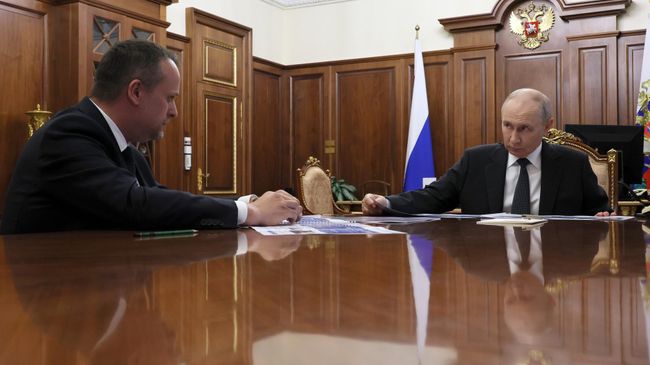 Президент РФ Владимир Путин и министр транспорта РФ Андрей Никитин во время встречи
