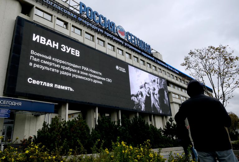 Фотография в память о погибшем военном корреспонденте РИА Новости Иване Зуеве на медиафасаде здания международного информационного агентства Россия сегодня на Зубовском бульваре в Москве Фотография в память о погибшем военном корреспонденте РИА Новости Иване Зуеве на медиафасаде здания международного информационного агентства Россия сегодня на Зубовском бульваре в Москве
