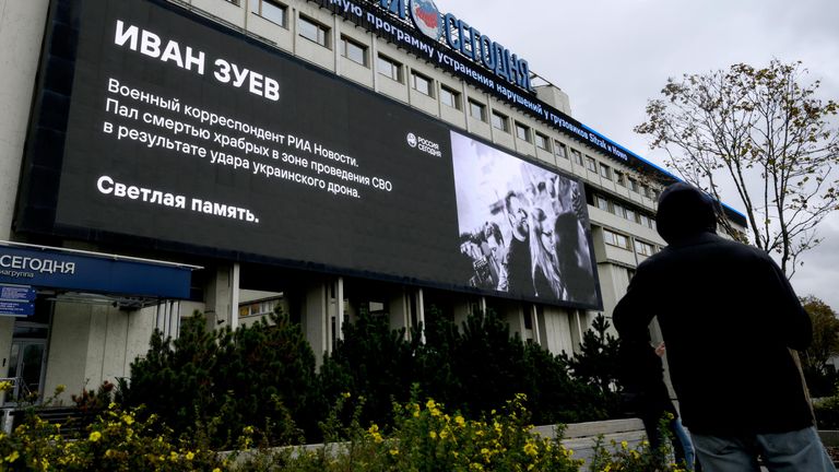 Фотография в память о погибшем военном корреспонденте РИА Новости Иване Зуеве на медиафасаде здания международного информационного агентства Россия сегодня на Зубовском бульваре в Москве