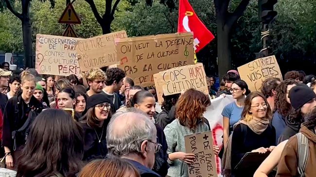Школьники и студенты на массовой протестной акции у мэрии Парижа