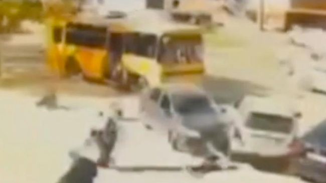 Водитель легкового автомобиля сбил трех детей в Махачкале
