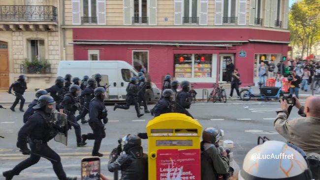 Столкновения протестующих с полицией в Париже