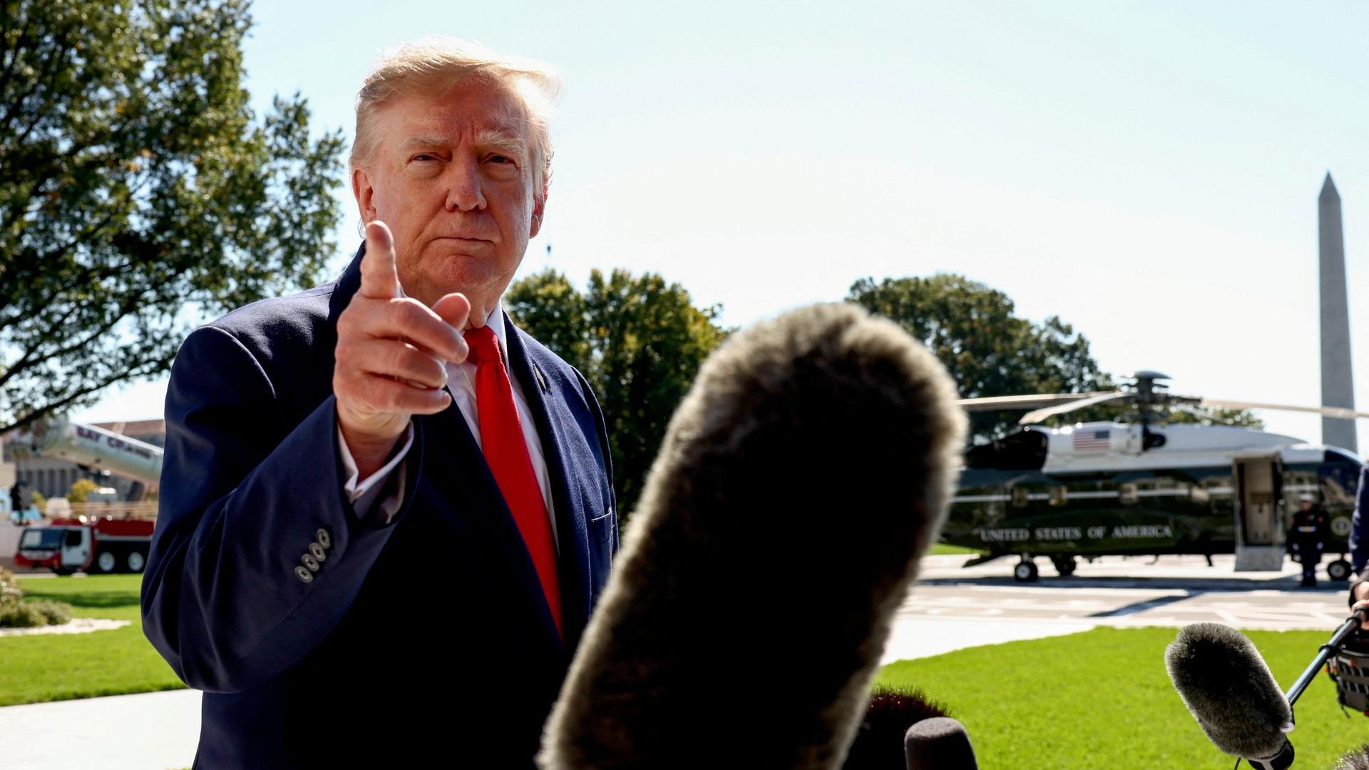 Президент США Дональд Трамп отвечает на вопросы журналистов у здания Белого дома в Вашингтоне - РИА Новости, 1920, 13.10.2026