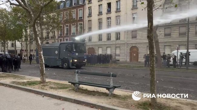 Разгон протестующих водометом