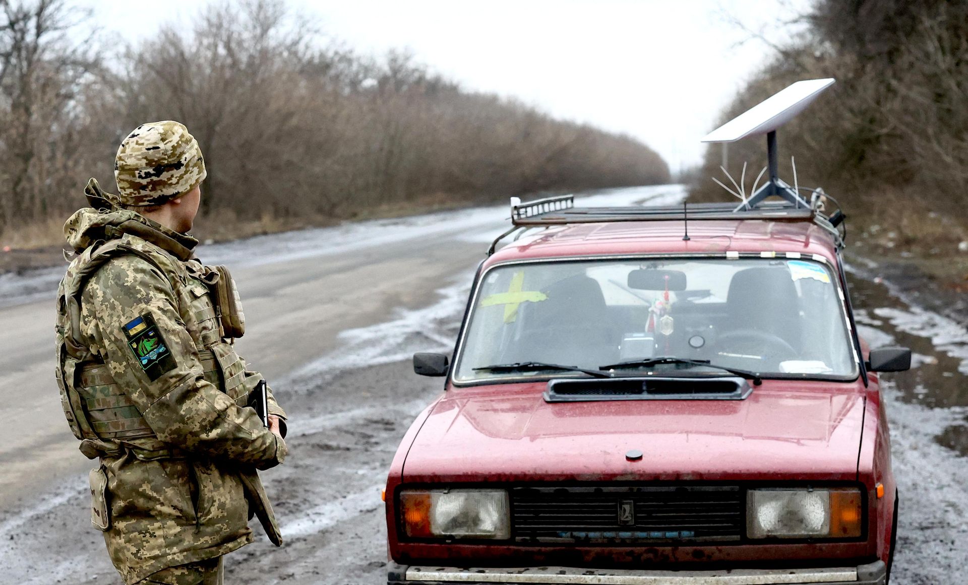 Украинский военнослужащий рядом с автомобилем, на крыше которого размещена антенна Starlink Украинский военнослужащий рядом с автомобилем, на крыше которого размещена антенна Starlink - РИА Новости, 1920, 19.10.2026