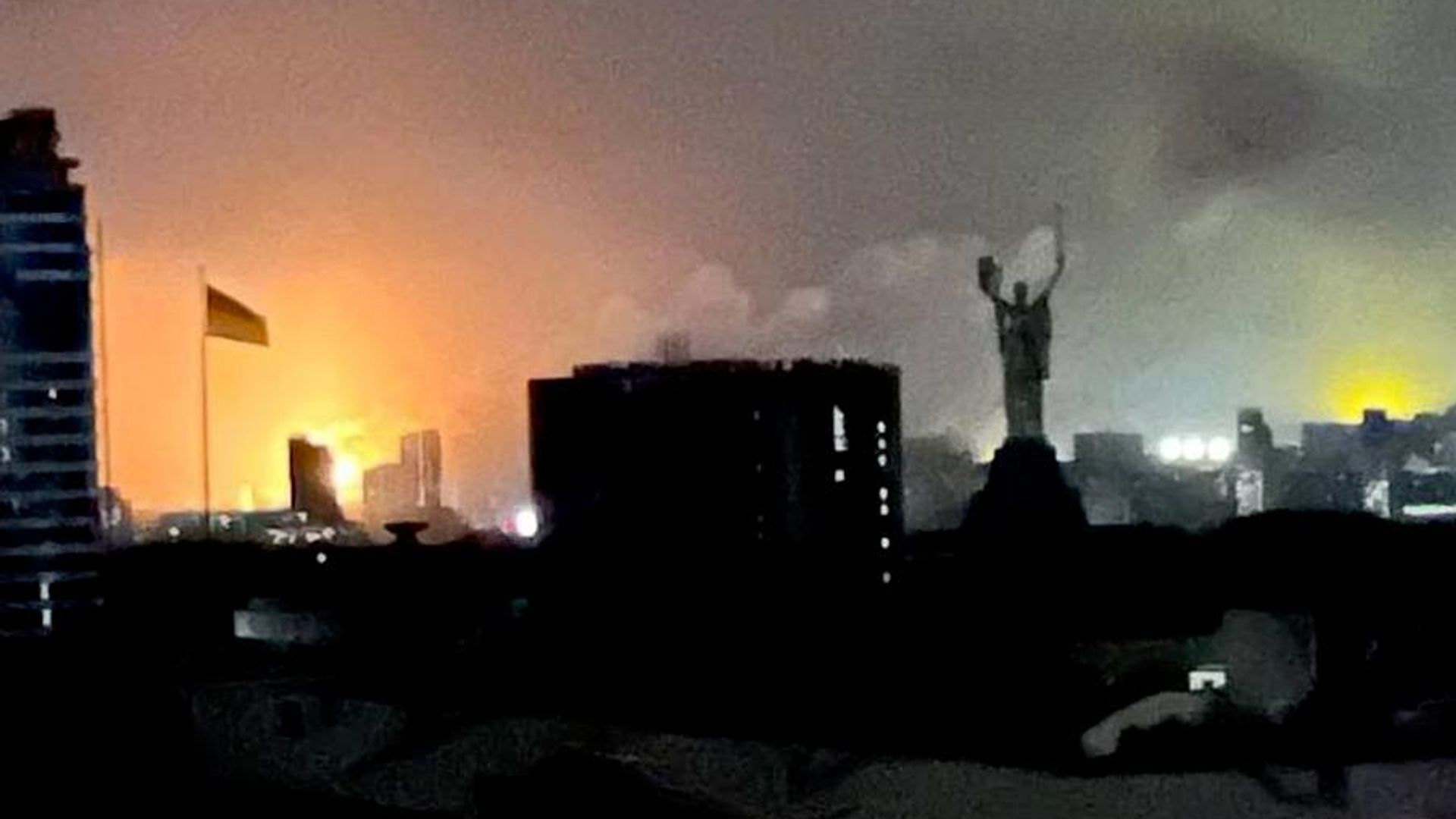 Дым в Киеве. 14 октября 2026 Дым в Киеве. 14 октября 2026 - РИА Новости, 1920, 14.10.2026