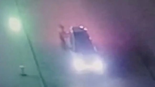 Питбайкер, убегая от полиции в Новокузнецке, спрятался в машину ГАИ