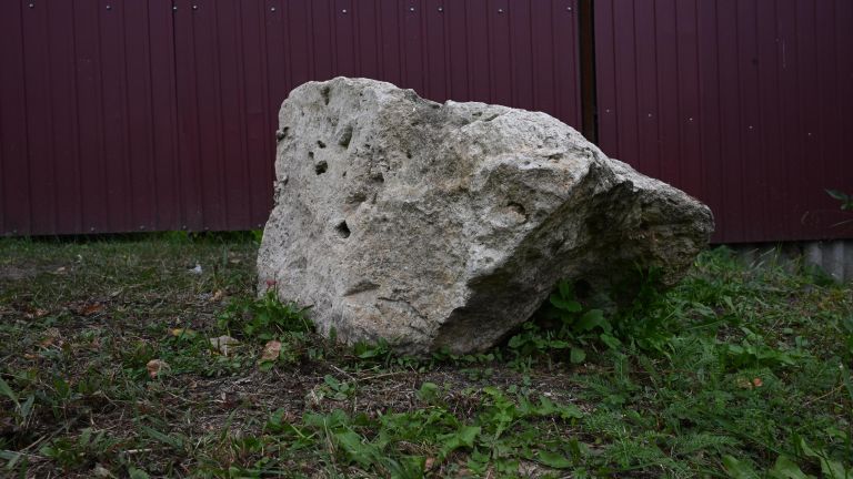 Историческое белокаменные блоки около домов на улице Конной в Епифани