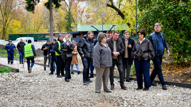 Глава Химок Инна Федотова в сквере Сказка в Сходне