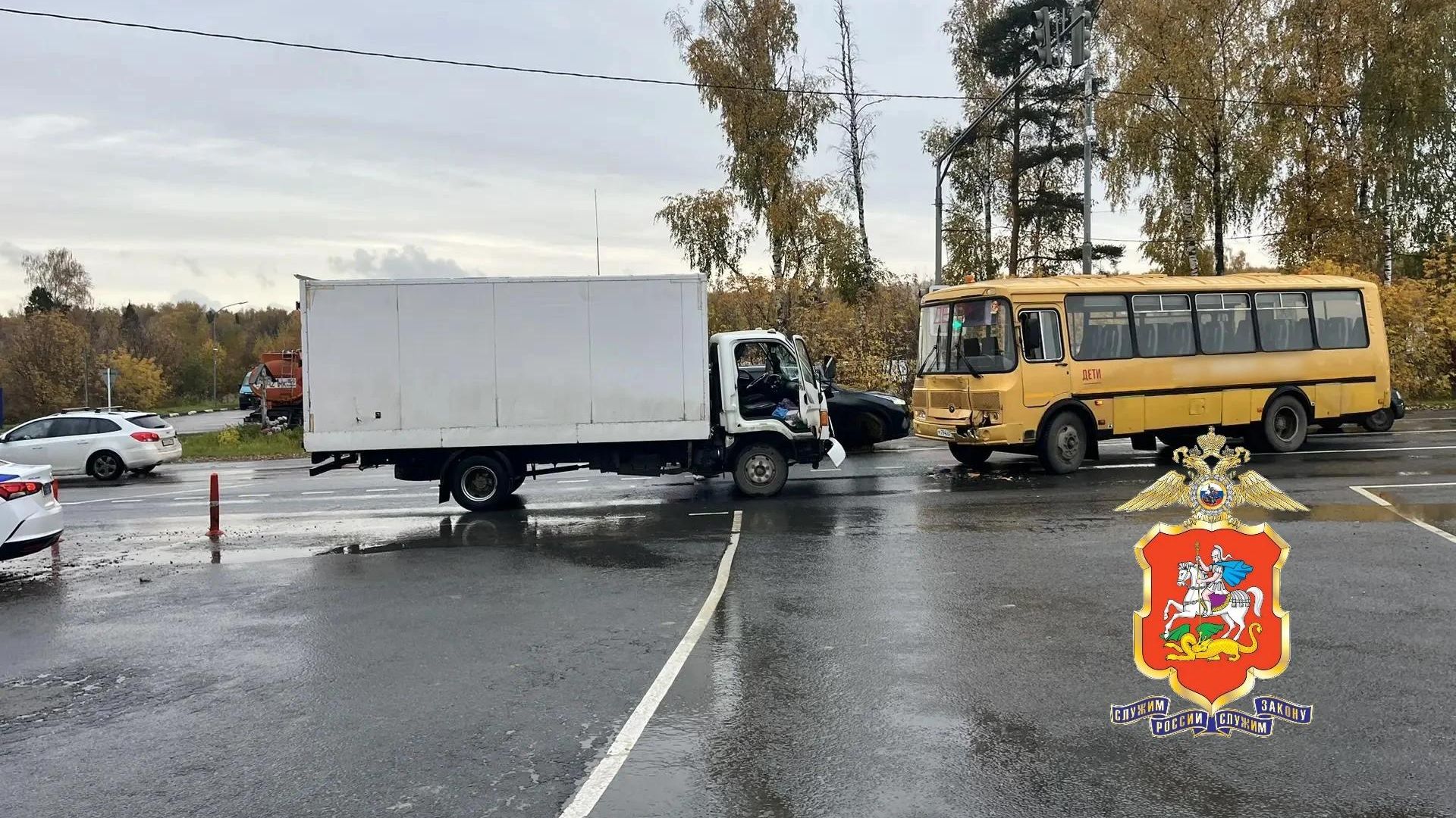 ДТП на пятом километре автодороги Пушкино-Красноармейск ДТП на пятом километре автодороги Пушкино-Красноармейск - РИА Новости, 1920, 14.10.2026