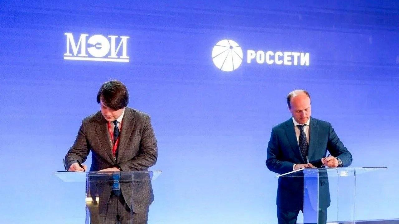 Заместитель генерального директора – главный инженер ПАО Россети Евгений Ляпунов и проректор по науке и инновациям НИУ МЭИ Иван Комаров  - РИА Новости, 1920, 14.10.2026