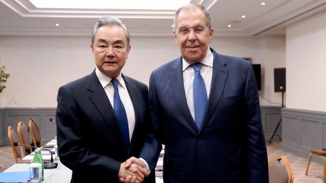 Министр иностранных дел РФ Сергей Лавров и министр иностранных дел Китая Ван И во время встречи в Баку