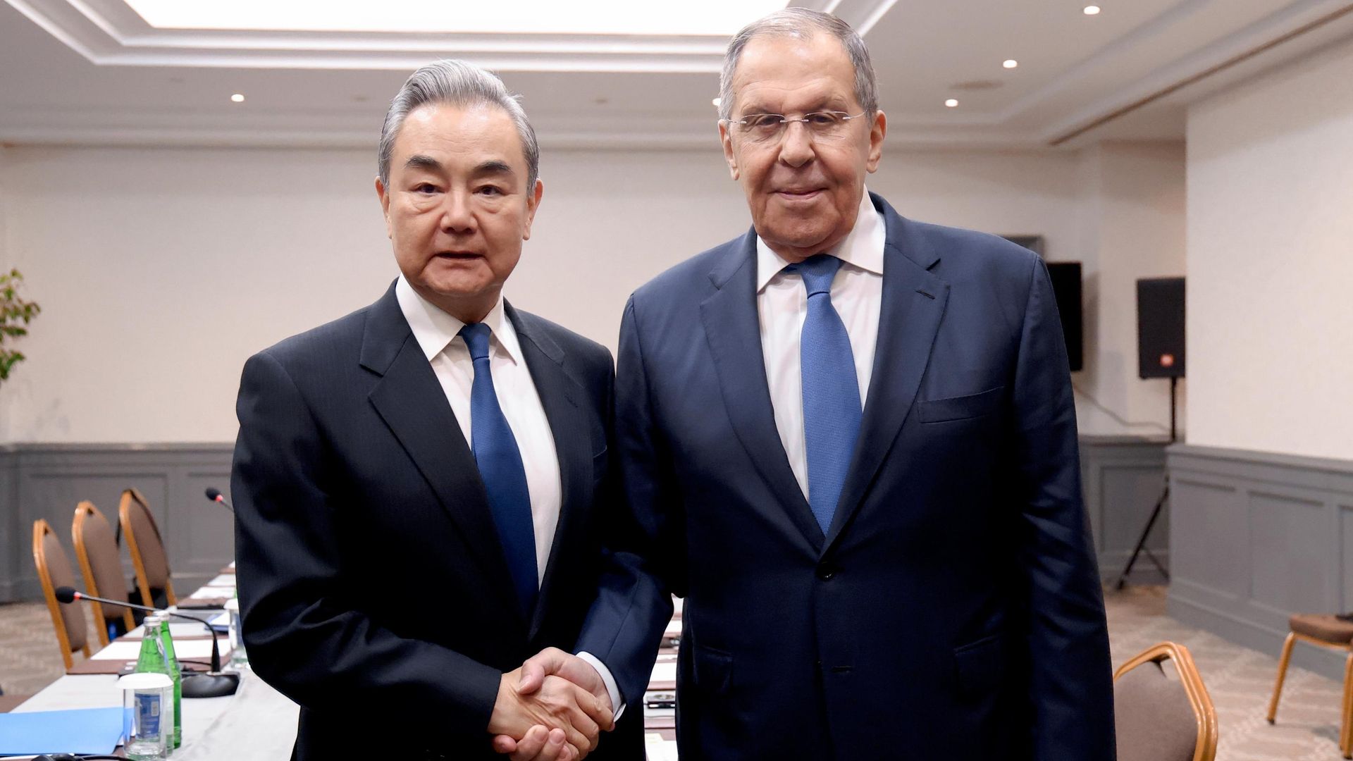 Министр иностранных дел РФ Сергей Лавров и министр иностранных дел Китая Ван И во время встречи в Баку - РИА Новости, 1920, 14.10.2026