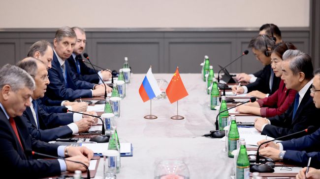 Встреча глав МИД РФ и КНР Сергея Лаврова и Ван И в Баку