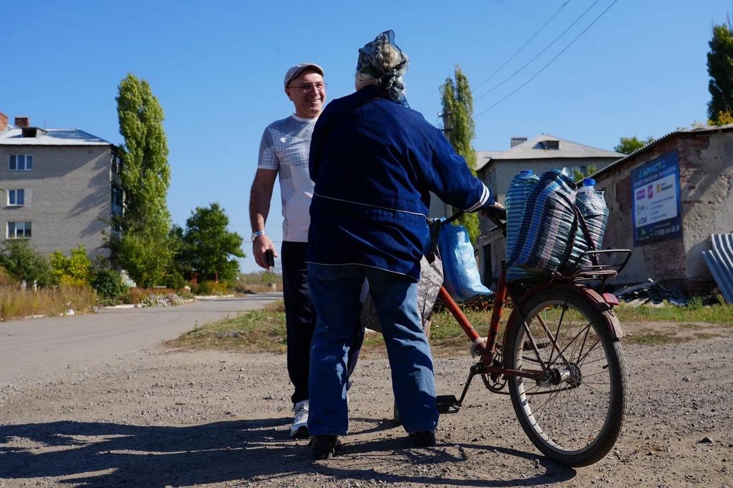 Сергей Павлов с одной из жительниц поселка Сергей Павлов с одной из жительниц поселка