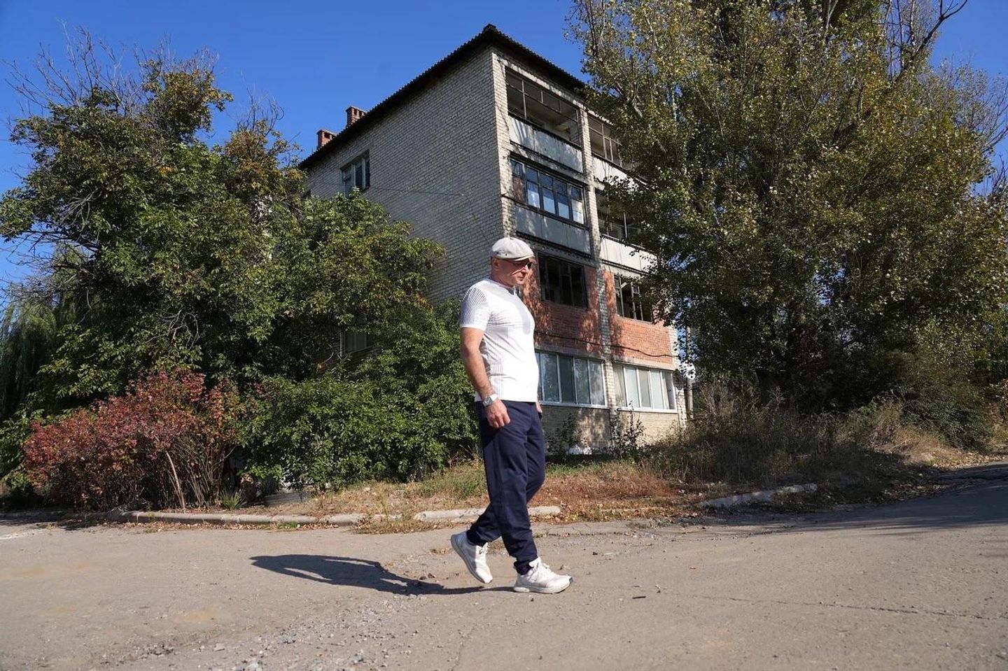 Сергей Павлов на одной из улиц поселка Сергей Павлов на одной из улиц поселка