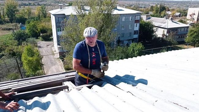 Сергей в работе по восстановлению крыши многоквартирного дома Сергей в работе по восстановлению крыши многоквартирного дома