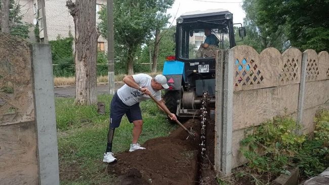 Сергей участвует в работах по подключению здания к центральной системе водоснабжения Сергей участвует в работах по подключению здания к центральной системе водоснабжения