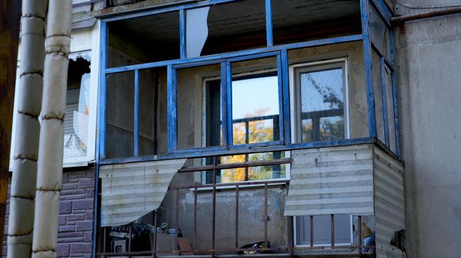 В поселке большинство домов пострадали от обстрелов В поселке большинство домов пострадали от обстрелов