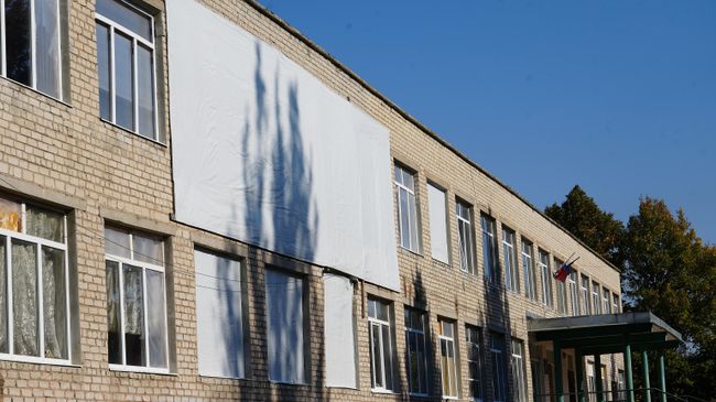 Здание школы пострадало от обстрелов Здание школы пострадало от обстрелов
