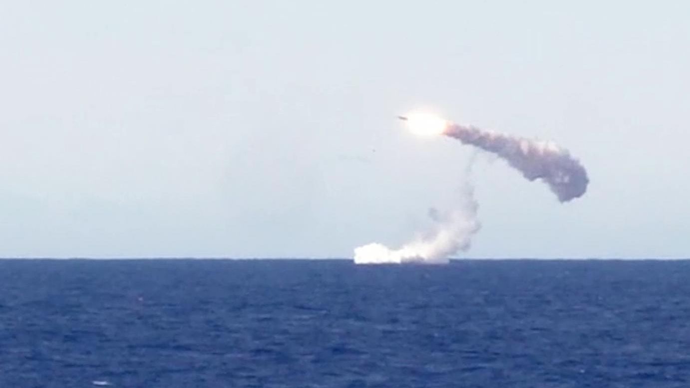 Пуск крылатой ракеты Калибр с атомного подводного крейсера Новосибирск в ходе учений в Тихом океане Пуск крылатой ракеты Калибр с атомного подводного крейсера Новосибирск в ходе учений в Тихом океане - РИА Новости, 1920, 15.10.2026