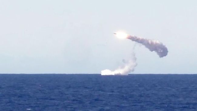 Пуск крылатой ракеты Калибр с атомного подводного крейсера Новосибирск в ходе учений в Тихом океане