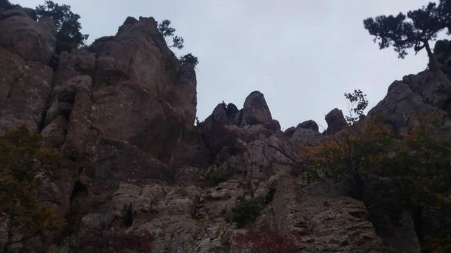 Мужчина, застрявший на 40-метровой скале в Долине Привидений в Крыму