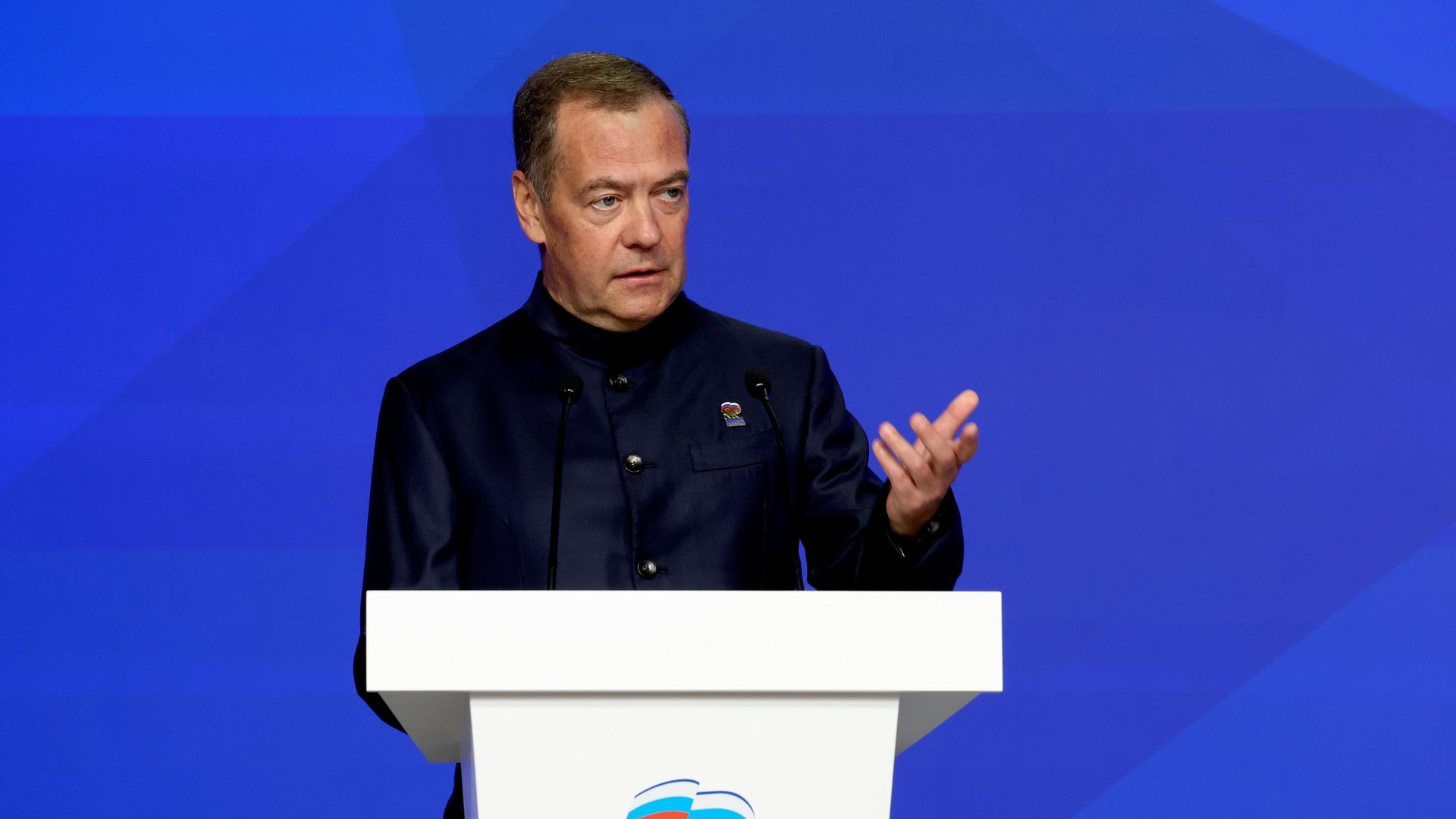 Заместитель председателя Совета безопасности РФ, председатель партии Единая Россия Дмитрий Медведев выступает на заседании федерального совета первичных организаций Единой России в Москве - РИА Новости, 1920, 15.10.2026