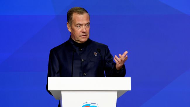 Заместитель председателя Совета безопасности РФ, председатель партии Единая Россия Дмитрий Медведев выступает на заседании федерального совета первичных организаций Единой России в Москве