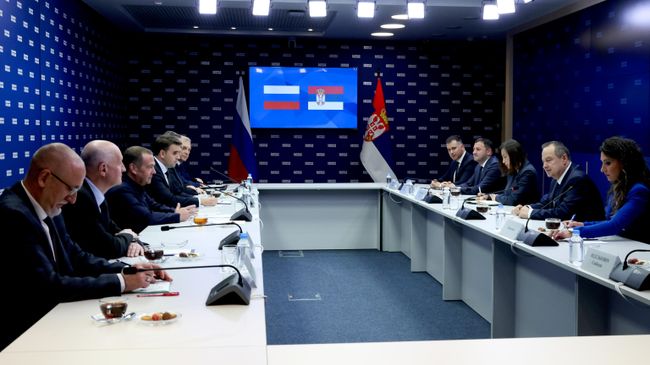 Заместитель председателя Совета безопасности РФ, председатель партии Единая Россия Дмитрий Медведев и заместитель председателя правительства, министр внутренних дел Республики Сербия Ивиц Дачич во время встречи