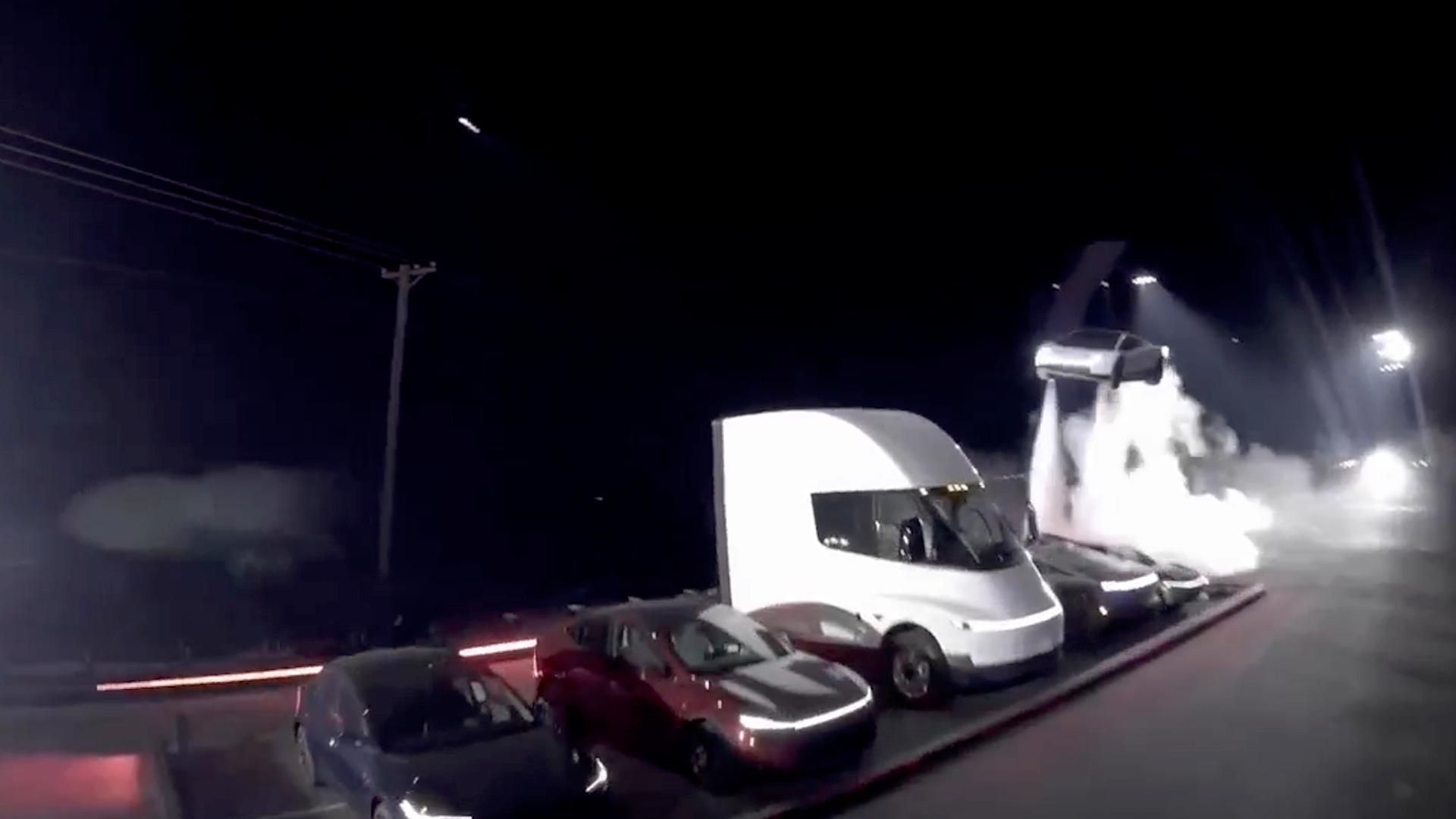Видео с презентации летающей Tesla Видео с презентации летающей Tesla - РИА Новости, 1920, 16.10.2026