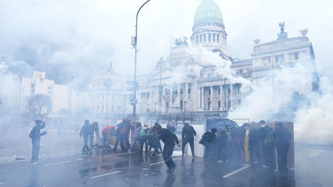 Столкновение протестующих с полицией перед зданием Конгресса в Буэнос-Айресе