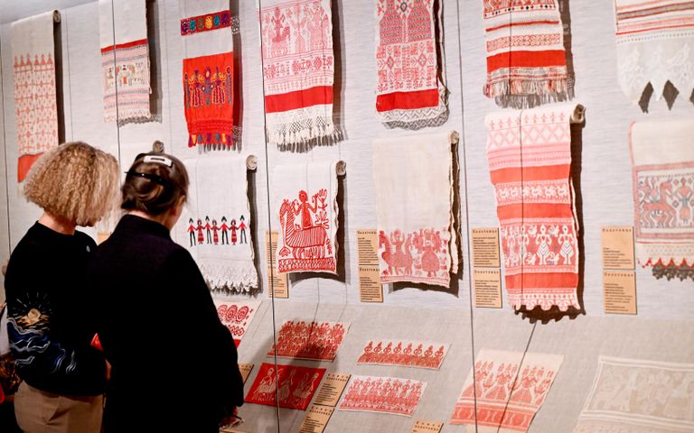 Посетители на предварительном показе выставки Шито-вышито. Традиционная народная вышивка и актуальное искусство во Всероссийском музее декоративного искусства в Москве
